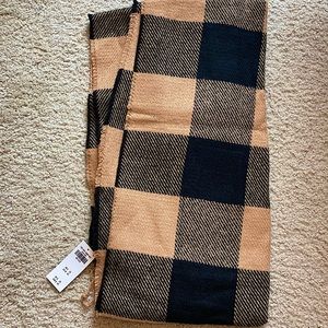 Abercrombie & Fitch tan and black scarf